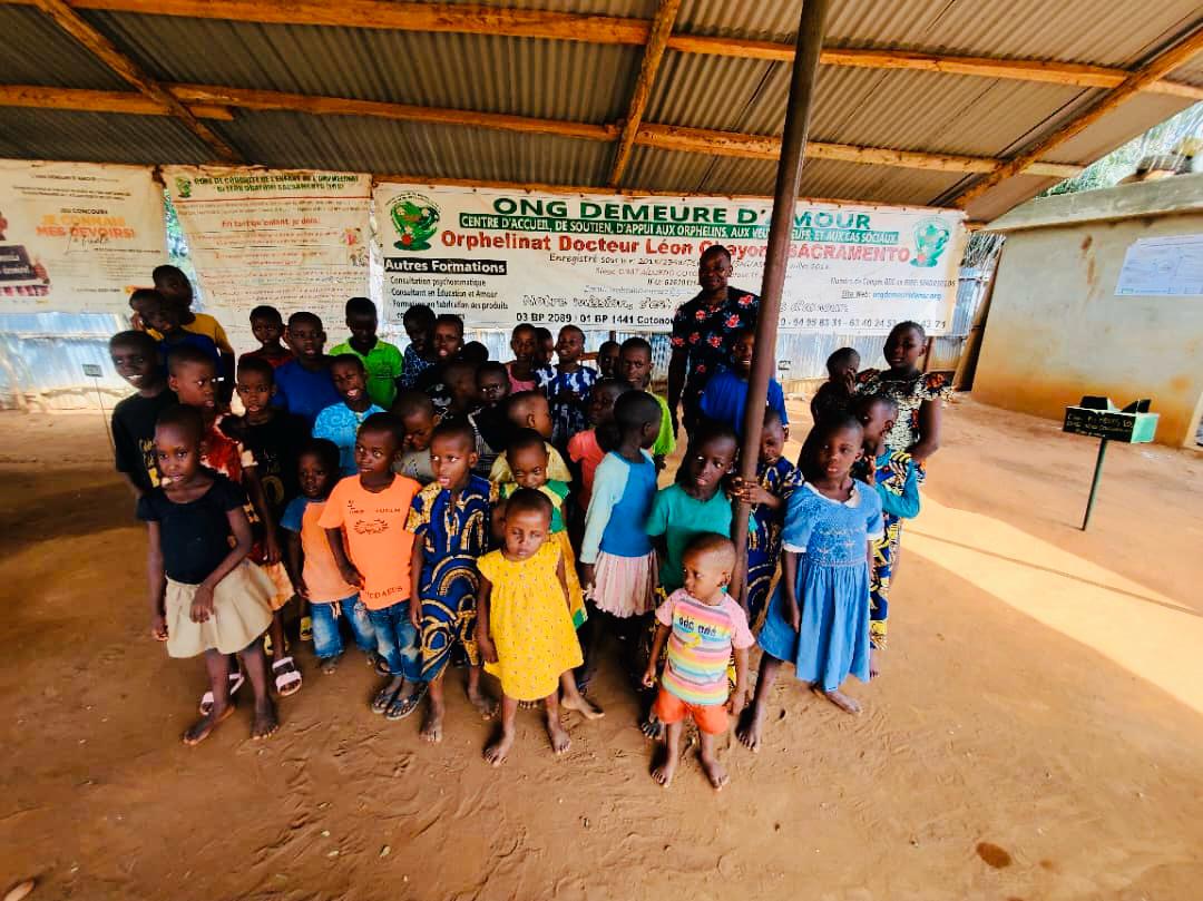 Photo de groupe solidaire à l'orphelinat Demeure d'amour